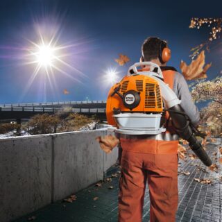 Il BR 430 di STIHL è un soffiatore a scoppio robusto e potente, progettato per professionisti come paesaggisti e addetti alle amministrazioni...