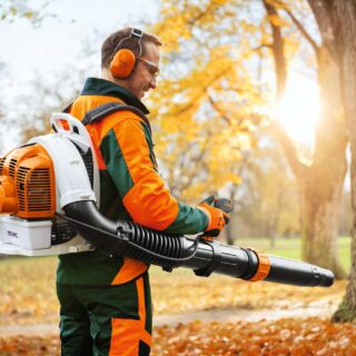 Il BR 450 di STIHL è un soffiatore potente a scoppio progettato per l'uso professionale, ideale per giardinieri, paesaggisti e enti pubblici. Questo...