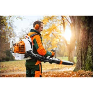 Il BR 450 di STIHL &egrave; un soffiatore potente a scoppio progettato per l'uso professionale, ideale per giardinieri, paesaggisti e enti pubblici. Questo...