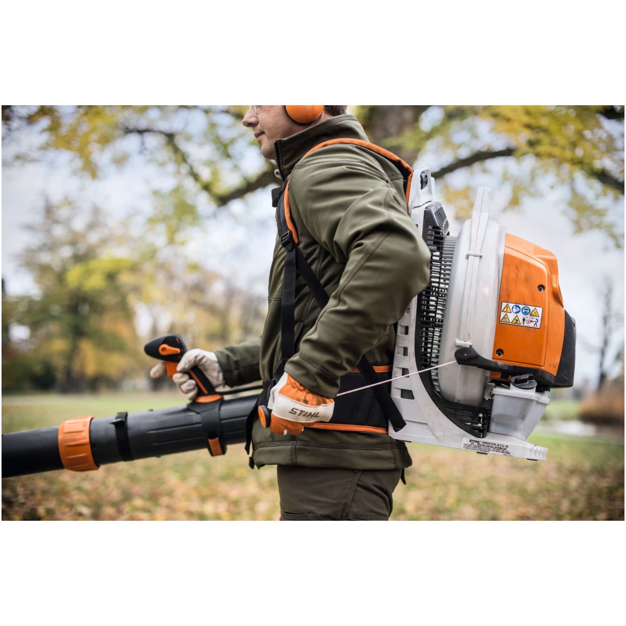 Il modello BR 800 C-E della STIHL Š il soffiatore a scoppio pi— potente nella sua categoria, progettato per rispondere alle esigenze di giardinaggio...