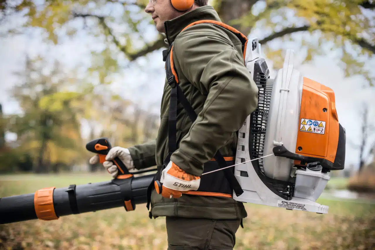 Il modello BR 800 C-E della STIHL è il soffiatore a scoppio più potente nella sua categoria, progettato per rispondere alle esigenze di giardinaggio...