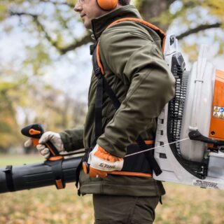 Il modello BR 800 C-E della STIHL è il soffiatore a scoppio più potente nella sua categoria, progettato per rispondere alle esigenze di giardinaggio...