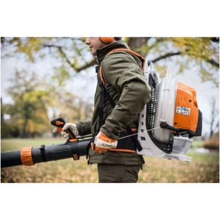 Il modello BR 800 C-E della STIHL &egrave; il soffiatore a scoppio pi&ugrave; potente nella sua categoria, progettato per rispondere alle esigenze di giardinaggio...