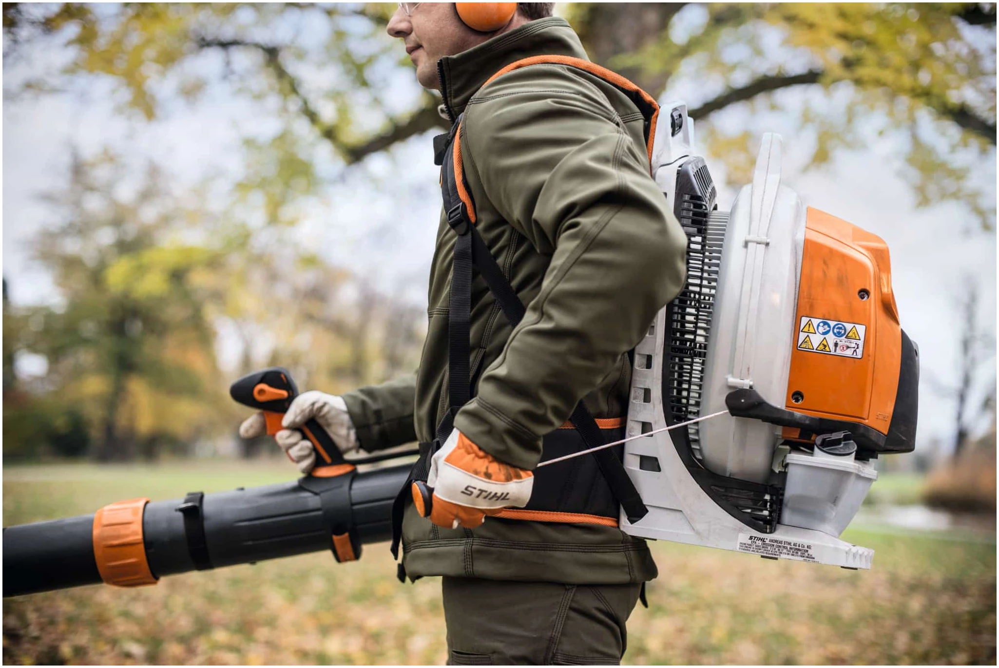 STIHL SOFFIATORE BR 800 C-E Il modello BR 800 C-E della STIHL è il soffiatore a scoppio più potente nella sua categoria, progettato per rispondere alle esigenze di giardinaggio...
