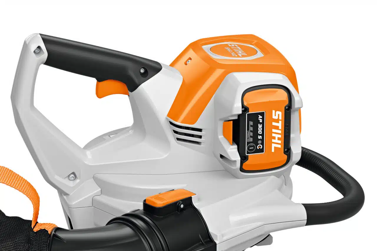 Il modello SHA 140 di STIHL rappresenta un aspiratore e trituratore a batteria di alta efficienza, progettato appositamente per professionisti del...