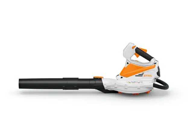 SHA 56 di STIHL è un versatile soffiatore, trituratore e aspiratore a batteria pensato per la pulizia efficiente di foglie e detriti in spazi esterni...