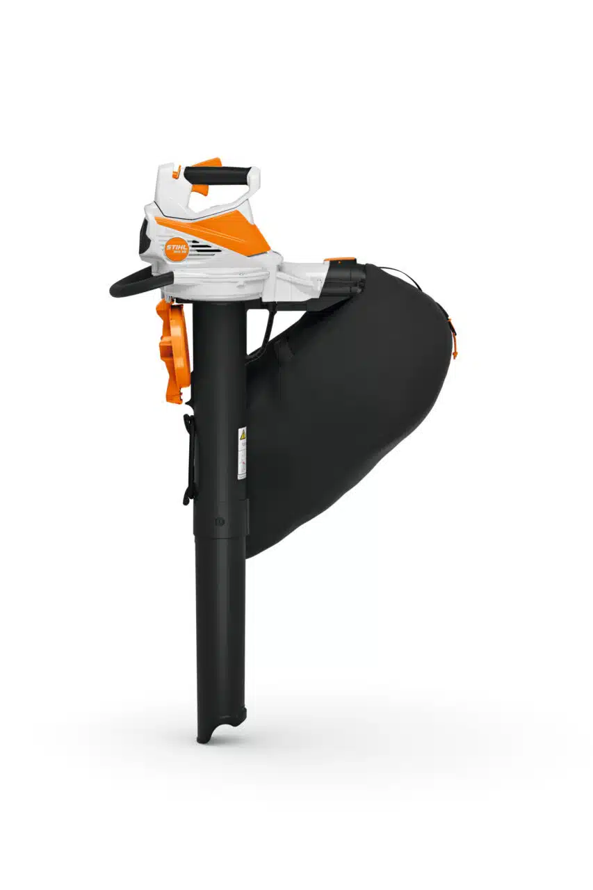 SHA 56 di STIHL è un versatile soffiatore, trituratore e aspiratore a batteria pensato per la pulizia efficiente di foglie e detriti in spazi esterni...