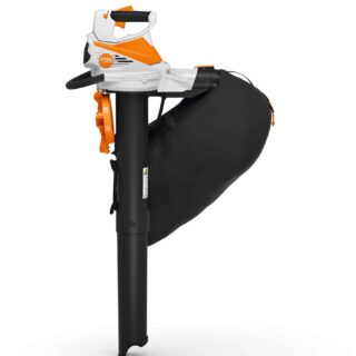 SHA 56 di STIHL è un versatile soffiatore, trituratore e aspiratore a batteria pensato per la pulizia efficiente di foglie e detriti in spazi esterni...
