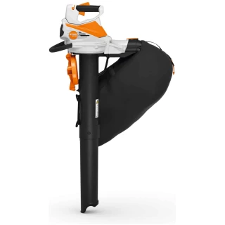 SHA 56 di STIHL &egrave; un versatile soffiatore, trituratore e aspiratore a batteria pensato per la pulizia efficiente di foglie e detriti in spazi esterni...