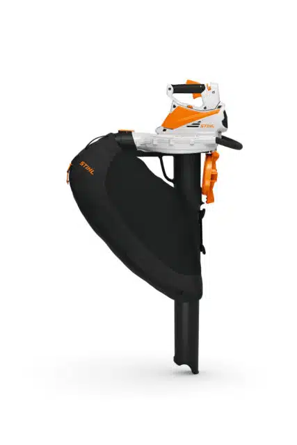 SHA 56 di STIHL è un versatile soffiatore, trituratore e aspiratore a batteria pensato per la pulizia efficiente di foglie e detriti in spazi esterni...