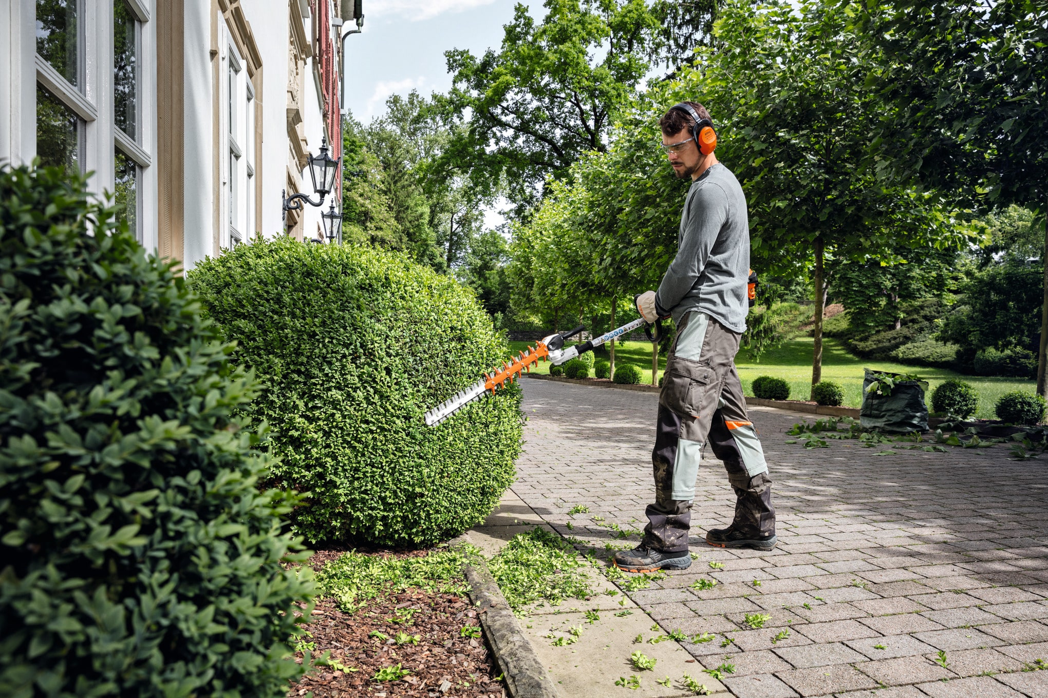 Il Tagliasiepi allungato HL 91 KC-E di STIHL rappresenta un'eccellenza nel campo degli strumenti da giardinaggio, progettato per soddisfare le...