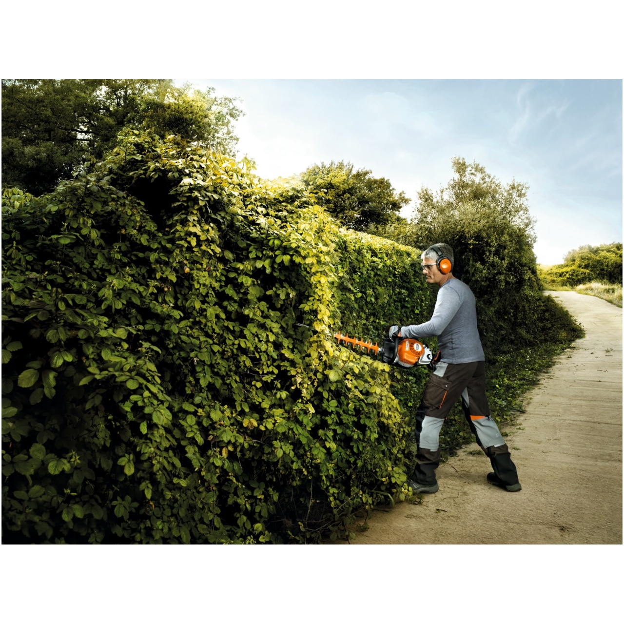 Il Tosasiepi a miscela HS 82 R della STIHL  un dispositivo professionale concepito per chi necessita di un attrezzo capace di gestire lavori di...