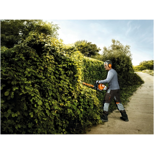 Il Tosasiepi a miscela HS 82 R della STIHL  un dispositivo professionale concepito per chi necessita di un attrezzo capace di gestire lavori di...