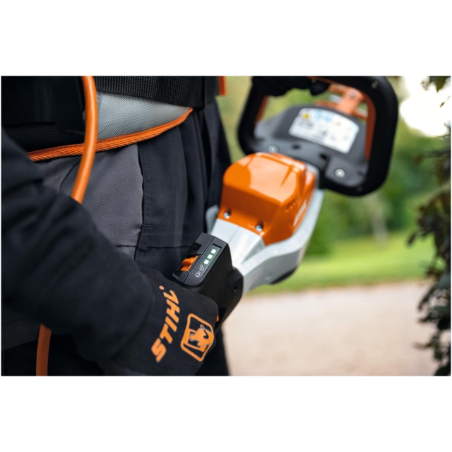 Il Tosasiepi a batteria HSA 130 R della STIHL rappresenta una soluzione ideale per chi cerca un tagliasiepi professionale estremamente potente,...