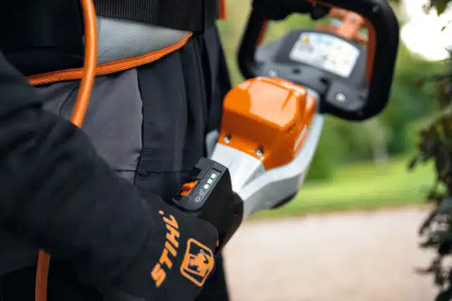 Il Tosasiepi a batteria HSA 130 R della STIHL rappresenta una soluzione ideale per chi cerca un tagliasiepi professionale estremamente potente,...
