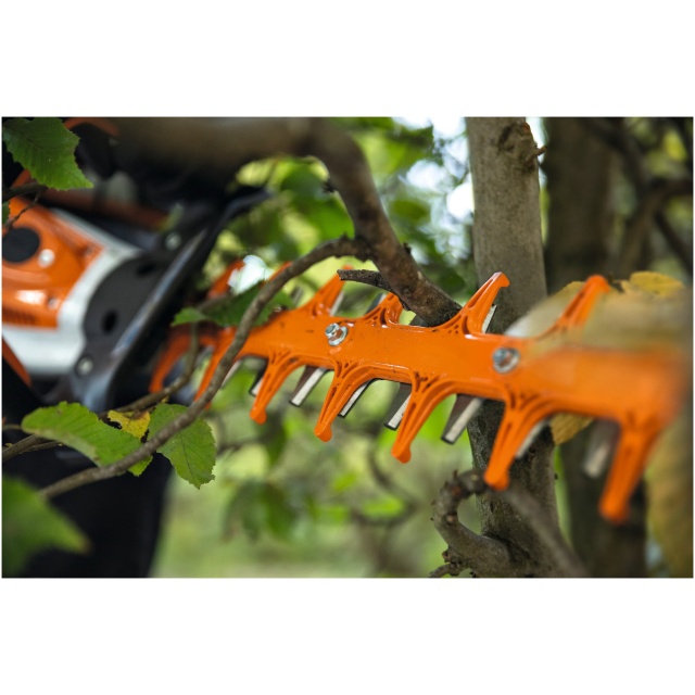 Il Tosasiepi a batteria HSA 130 R della STIHL rappresenta una soluzione ideale per chi cerca un tagliasiepi professionale estremamente potente,...