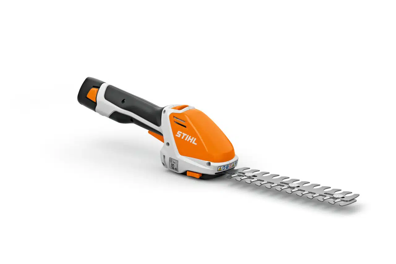 Il Tosasiepi a batteria HSA 26 di STIHL rappresenta una scelta eccellente per chi cerca un attrezzo potente e maneggevole per la manutenzione di...