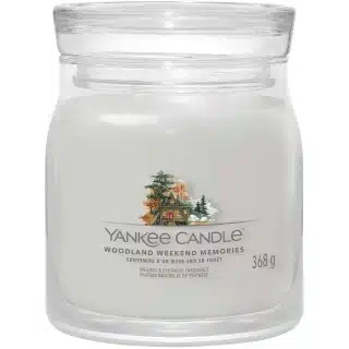La Yankee Candle Woodland Weekend Memories &egrave; la scelta perfetta per chi desidera ricreare l'atmosfera rilassante di un fine settimana immerso nella...