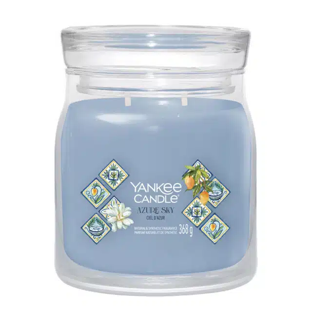 La candela Azure Sky è un'ode alla freschezza e all'esotismo. La sua fragranza inizia con un'esplosione di energia fruttata, grazie alle note di...