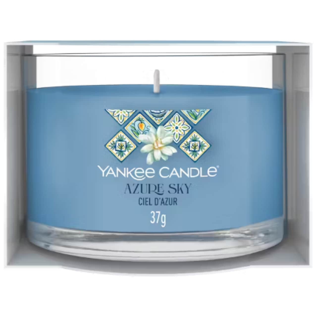 La candela Azure Sky Š un'ode alla freschezza e all'esotismo. La sua fragranza inizia con un'esplosione di energia fruttata, grazie alle note di...