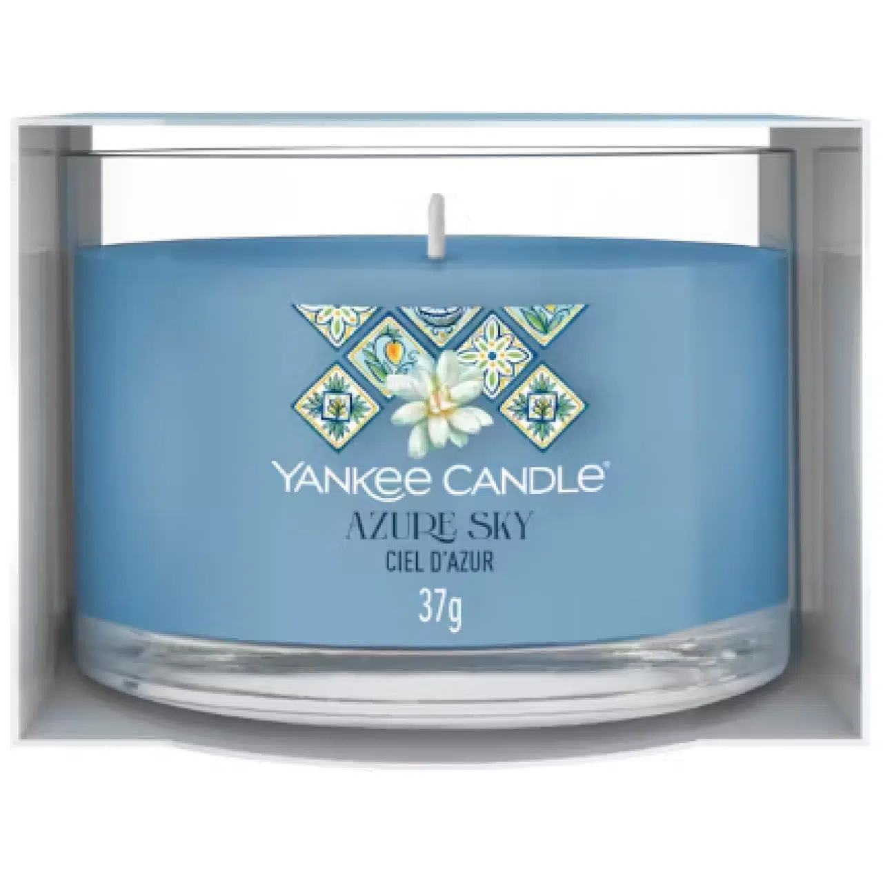 La candela Azure Sky è un'ode alla freschezza e all'esotismo. La sua fragranza inizia con un'esplosione di energia fruttata, grazie alle note di...