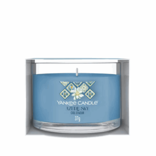 La candela Azure Sky è un'ode alla freschezza e all'esotismo. La sua fragranza inizia con un'esplosione di energia fruttata, grazie alle note di...