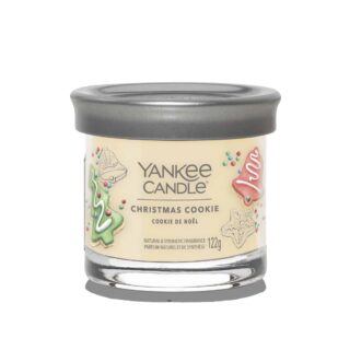 Prodotti in promozione 669 Scopri la magia del Natale con la fragranza Christmas Cookie di Yankee Candle, un dolce abbraccio che richiama alla mente le tradizionali cucine...