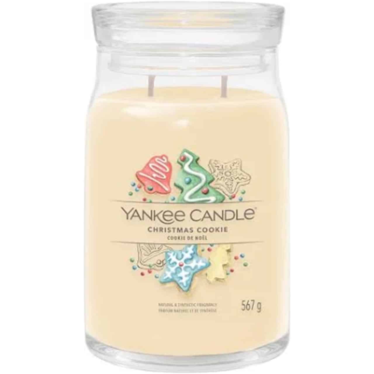 Scopri la magia del Natale con la fragranza Christmas Cookie di Yankee Candle, un dolce abbraccio che richiama alla mente le tradizionali cucine...