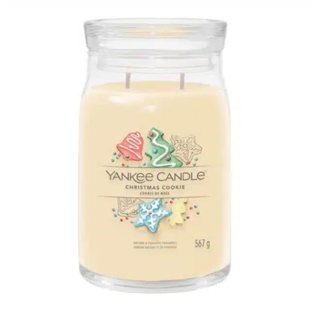 Scopri la magia del Natale con la fragranza Christmas Cookie di Yankee Candle, un dolce abbraccio che richiama alla mente le tradizionali cucine...