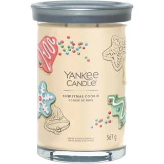 Scopri la magia del Natale con la fragranza Christmas Cookie di Yankee Candle, un dolce abbraccio che richiama alla mente le tradizionali cucine...