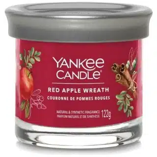 La Yankee Candle Red Apple Wreath &egrave; una candela profumata di alta qualit&agrave;, apprezzata per il suo aroma avvolgente e festoso. La fragranza combina...
