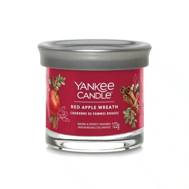 La Yankee Candle Red Apple Wreath è una candela profumata di alta qualità, apprezzata per il suo aroma avvolgente e festoso. La fragranza combina...
