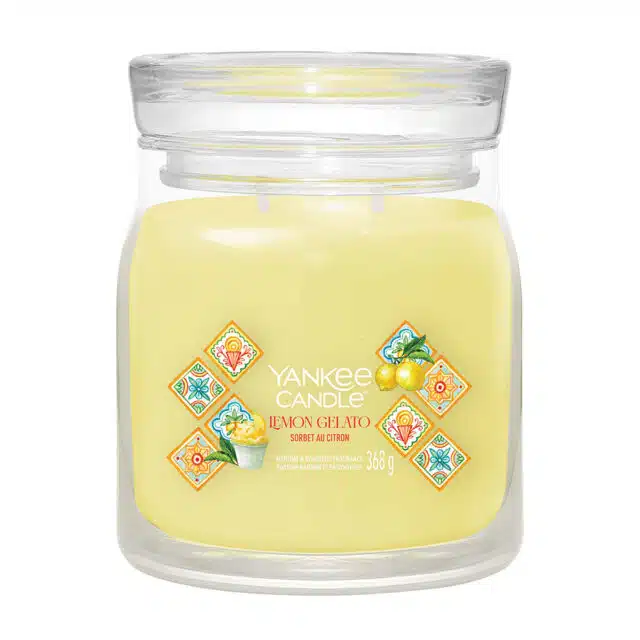 La candela Lemon Gelato è una sinfonia di freschezza e dolcezza che evoca l'atmosfera di una calda giornata estiva. Le note di testa di limone...