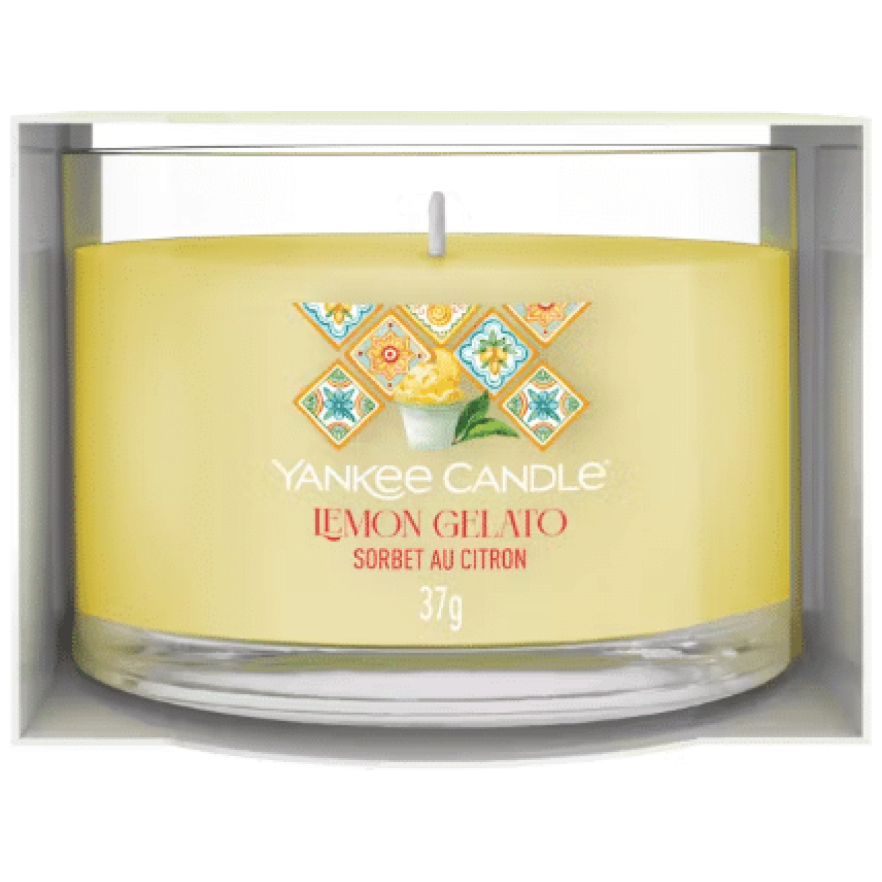 La candela Lemon Gelato è una sinfonia di freschezza e dolcezza che evoca l'atmosfera di una calda giornata estiva. Le note di testa di limone...