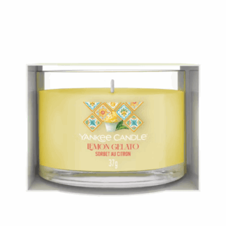 La candela Lemon Gelato &egrave; una sinfonia di freschezza e dolcezza che evoca l'atmosfera di una calda giornata estiva. Le note di testa di limone...