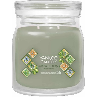 La candela Olive Cypress è una fragranza sofisticata e avvolgente che porta con sé l'essenza della natura mediterranea. Le note di testa si aprono...