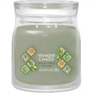 La candela Olive Cypress &egrave; una fragranza sofisticata e avvolgente che porta con s&eacute; l'essenza della natura mediterranea. Le note di testa si aprono...