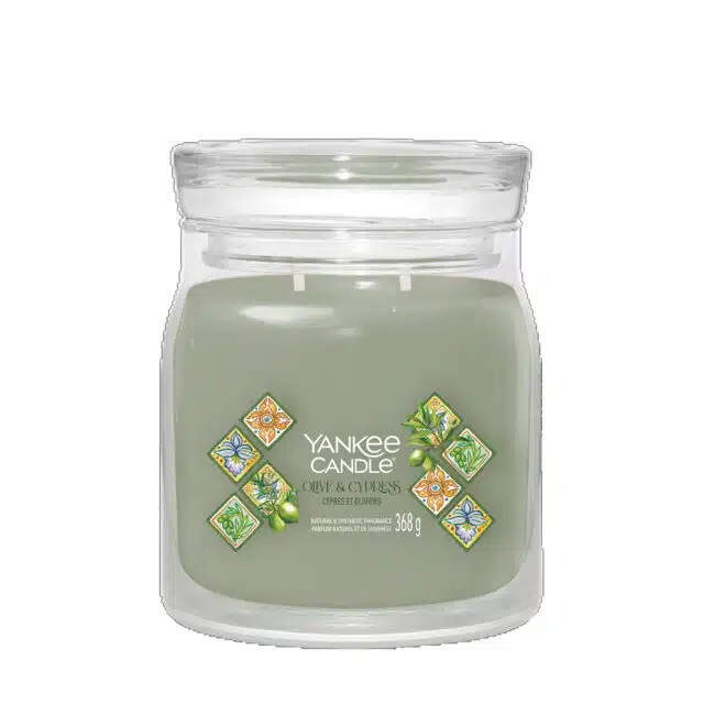 La candela Olive Cypress è una fragranza sofisticata e avvolgente che porta con sé l'essenza della natura mediterranea. Le note di testa si aprono...