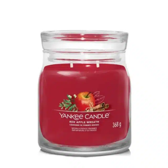 La Yankee Candle Red Apple Wreath è una candela profumata di alta qualità, apprezzata per il suo aroma avvolgente e festoso. La fragranza combina...