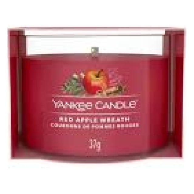 La Yankee Candle Red Apple Wreath  una candela profumata di alta qualit, apprezzata per il suo aroma avvolgente e festoso. La fragranza combina...