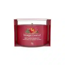 La Yankee Candle Red Apple Wreath è una candela profumata di alta qualità, apprezzata per il suo aroma avvolgente e festoso. La fragranza combina...