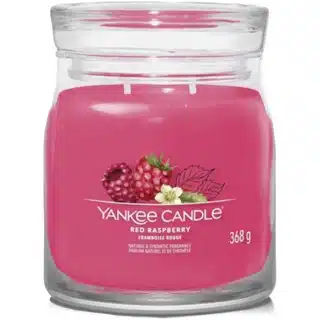 Immergiti nell'aroma irresistibile delle fresche e succose lamponi con la candela Yankee Candle Red Raspberry. Questa fragranza vivace e fruttata...