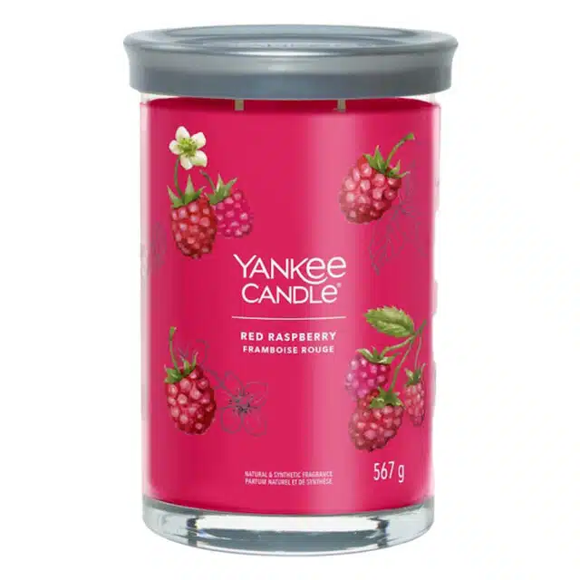 Immergiti nell'aroma irresistibile delle fresche e succose lamponi con la candela Yankee Candle Red Raspberry. Questa fragranza vivace e fruttata...