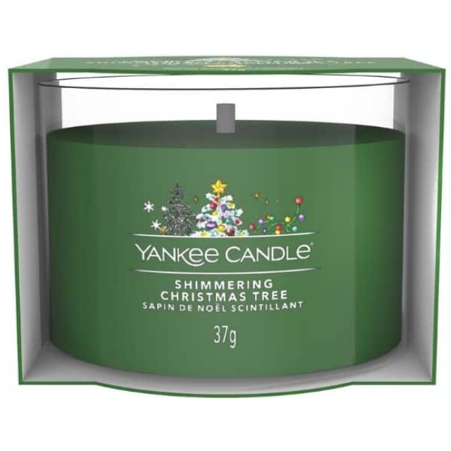 Immergiti nell'atmosfera scintillante delle feste con Shimmering Christmas Tree, una fragranza che cattura la magia natalizia. rn Le aldeidi...