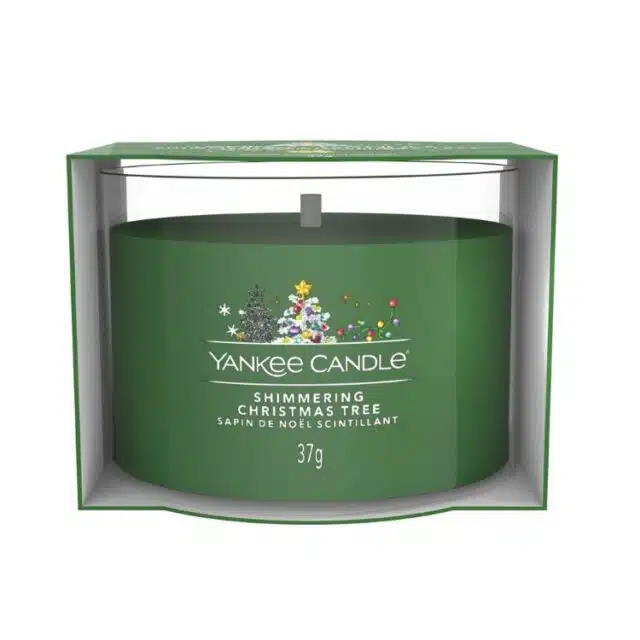 Immergiti nell'atmosfera scintillante delle feste con Shimmering Christmas Tree, una fragranza che cattura la magia natalizia. rn Le aldeidi...