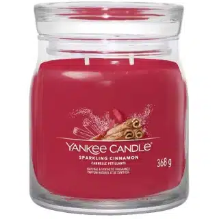 Questa candela profumata &egrave; un'autentica celebrazione delle festivit&agrave;, con il suo avvolgente aroma speziato di cannella scintillante. La fragranza...