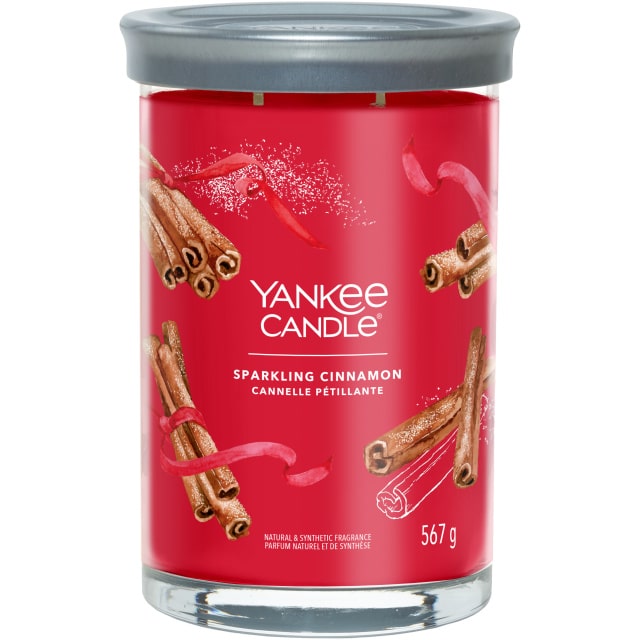 Questa candela profumata è un'autentica celebrazione delle festività, con il suo avvolgente aroma speziato di cannella scintillante. La fragranza...