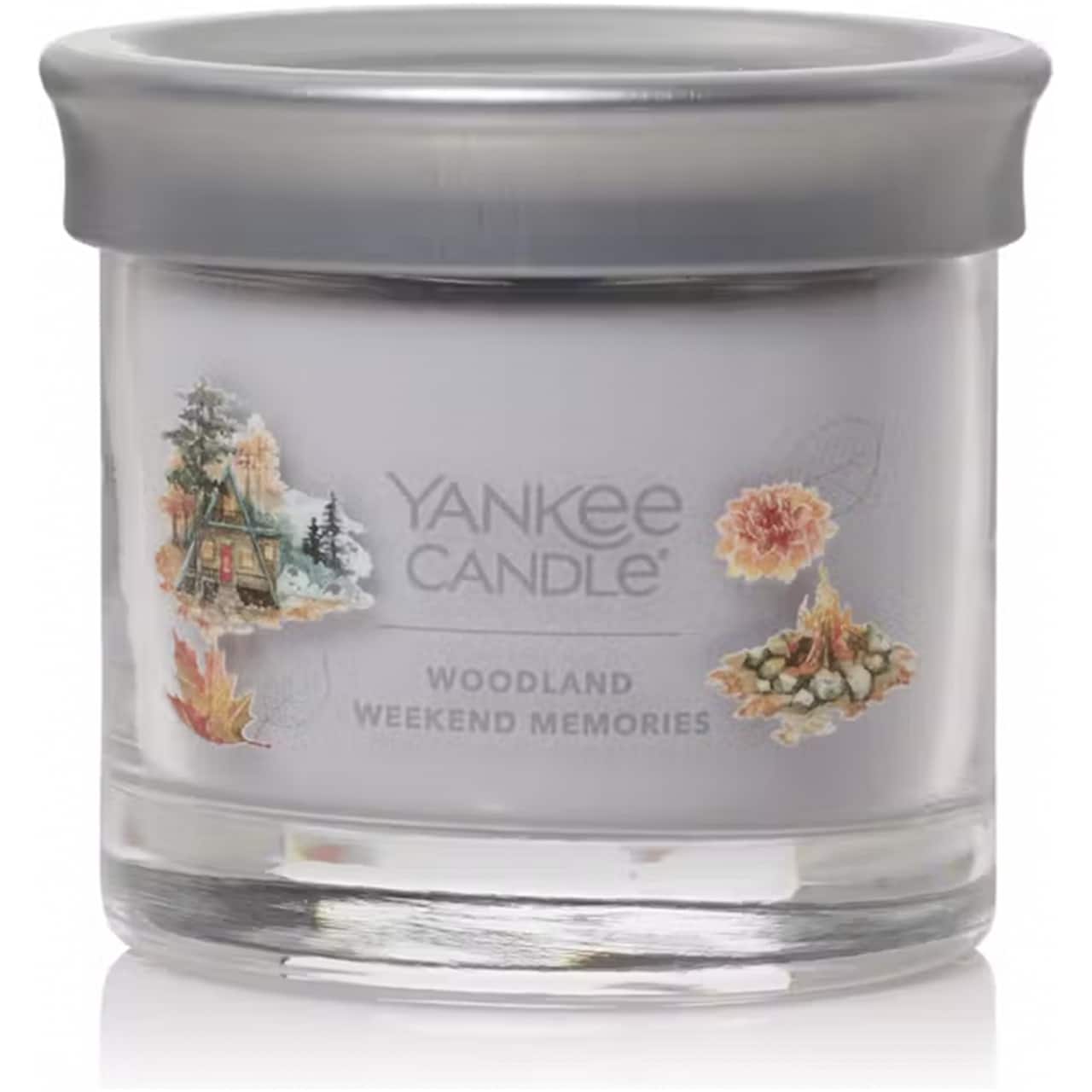 La Yankee Candle Woodland Weekend Memories Š la scelta perfetta per chi desidera ricreare l'atmosfera rilassante di un fine settimana immerso nella...
