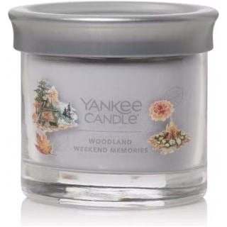 La Yankee Candle Woodland Weekend Memories è la scelta perfetta per chi desidera ricreare l'atmosfera rilassante di un fine settimana immerso nella...