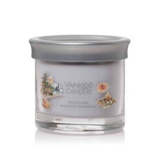 La Yankee Candle Woodland Weekend Memories è la scelta perfetta per chi desidera ricreare l'atmosfera rilassante di un fine settimana immerso nella...